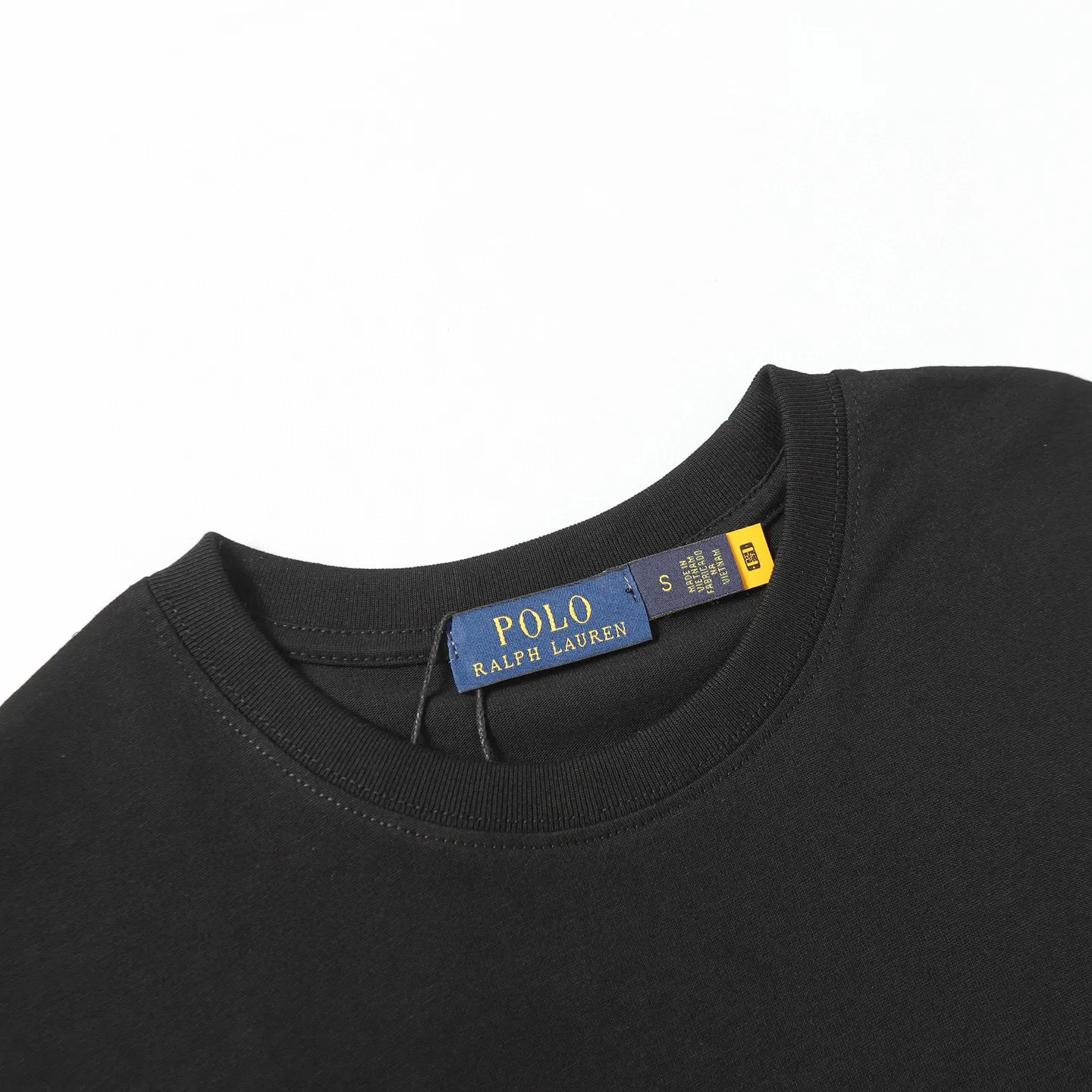 P126 Style number: 506 Ralph Lauren/Ralph Lauren 25ss summer new round-neck T-shirt with English letter embroidery. The main logo on the neck has a QR code mark, which can be scanned for verification. The detailed English letter logo embroidery is all high-density and made with imported Tajima machines, which distinguishes low-quality products on the market. 32 counts, 240g hydrophilic toner, 100% cotton fabric, comfortable and soft, highly breathable, focusing on high-end cost-effectiveness, needless to say good quality. Available in a variety of colors, both boys and girls can try this genderless style, giving them a yuppie tone in no time. Immerse yourself in your leisurely style, and have your own style in retro. Natural, vivid and very French romantic feelings, perfectly integrating youthful atmosphere and trend. Color: black, white, green, sky blue Size: S-xL S Shoulder width 44 Bust 104 Sleeve length 23 Clothing length 72 M Shoulder width 45 Bust 108 Sleeve length 24 Clothing length 74 L Shoulder width 46 Bust 112 Sleeve length 25 Clothing length 76 xL Shoulder width 47 Bust 116 Sleeve length 26 Clothing length 78